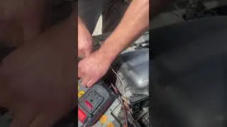 Лайфхак если у вас сел Акум и есть собой батарейка от гайковерта
