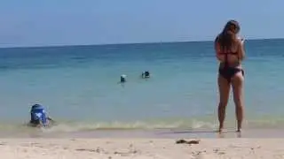 Девушки фотографируются на море