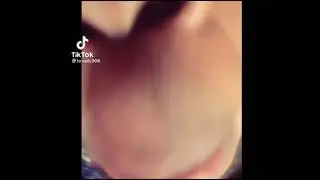 чел что то несёт