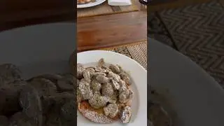 МУЖ АНГЛИЧАНИН ГОТОВИТ ГРИБЫ В СМЕТАННОМ СОУСЕ НА ТОСТЕ 