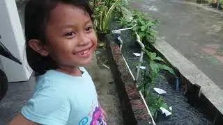 Bermain air hujan dan perahu kertas