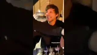 Louis Offering Cupcakes to fans after the Performance 😍🙃 wish I was there😅 | ONE DIRECTION 💝