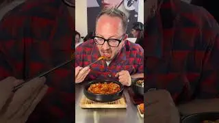 Портал на улицы корейского стрит-фуда через кухню нового кафе Мёндон, где стоит затестить  Пибимпап