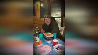 Анекдот: Дочь подходит к отцу и спрашивает: - Пап, а что ты нам с мамой подаришь на 8 марта?