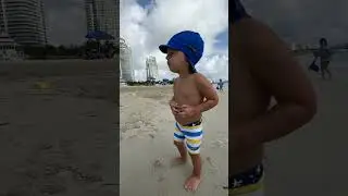 Дэвид смотрит на трактор на пляже. Видео реакции ребенка!