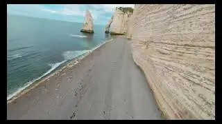 Drone FPV sulle Scogliere di Étretat: Bellezza della Costa Normanna