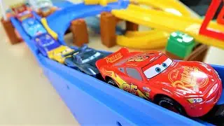 P2 Disney Pixar Cars 3 Lightning McQueen & Tomica System 3 Actions Auto Highway Set