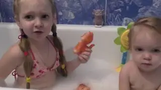 Полина показывает новую игрушку 