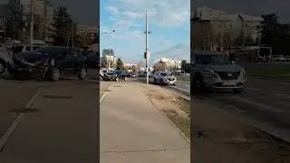 Авария в Белграде. Ещё больше интересного в телеге https://t.me/GoodEwerywhere #сербия  #переезд