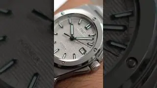 Unboxing the Ingenieur Automatic 40: featuring a titanium case and bracelet and a gray dial.IW328904