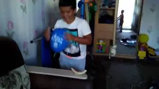 Данир пытается лопнуть шарик