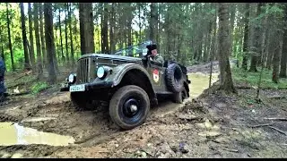 GAZ-69 saves niva from peat captivity