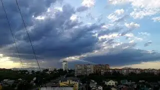 Лучи света сквозь облака.
