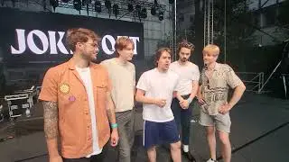 Joker Out na Festivalu Lent razgreli Maribor: Množica najstnic na Trgu Leona Štuklja
