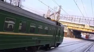 Смотреть!!! Пацаны бегут под электричку!