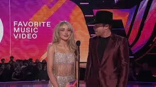 Sabrina Carpenter and Dustin Lynch Presents Favorite Music Video Presenter | AMAs 2022