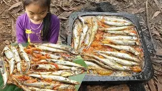 Primitive Technology - Cooking Fish with Tomatoes on a Rock with Little Girl
