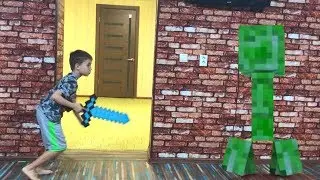 Bogdan vs Creeper  Creeper  penetrated the house Богдан против криперов криперы проникли в дом