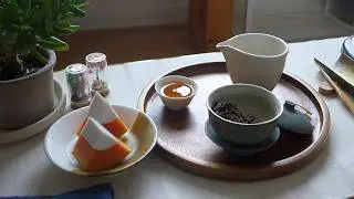 Tea vlog: papaya dessert and Ruby 18 black tea, Keemun black tea with traditional Chinese pastries.