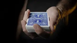 Pourquoi tous les magiciens tiennent leurs cartes comme ça...