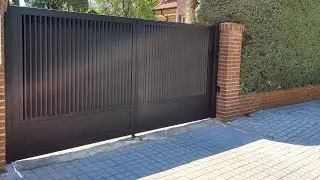 Portón abatible de dos hojas.