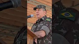 A farda não é uma veste que se despe com facilidade.