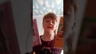 Смотрим подарки от бабушки с дедушкой из Москвы