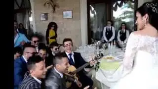 La serenata divertente al matrimonio con Lillo Strillo a Villa Barone, chitarra e voce