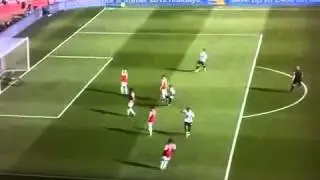 el arbitro festejando un gol