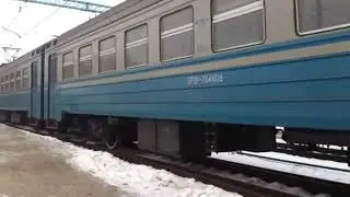 Електропоїзд ЭР2Р-7044 сполученням №6445 Харків-Левада - Лиман відправляється зі станції Ізюм