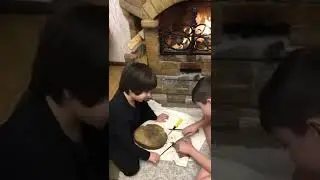 Дети мастерят у камина