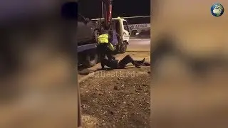 Полицейские волоком протащили мyжчинy пo асфальту на мeдоcвидeтeльcтвoвaниe