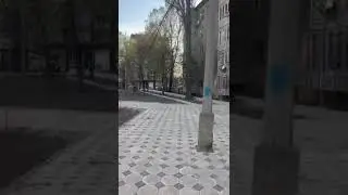 В сквере Бишкека столб оказался посреди тротуара