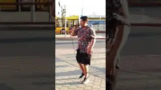 Индус поёт русские песни возле вокзала...