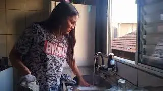 EMILLY LAVANDO A LOUÇA, ENQUANTO EU DESCANVA ,SEM EU MANDA