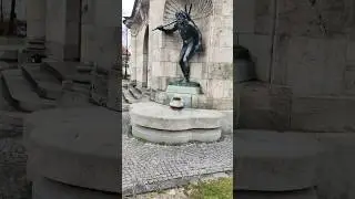 Тут замурован ОЛЕНЬ!