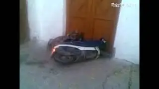 Алкаш на мопеде врезался в дверь!)Ржака
