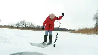 Первый выход на лёд в глухозимье в Новом году. Ищу новые места. Супер погода. Костёр, чай и рыбалка.