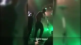 ФАНАТКА ДЁРГАЛА ЗА ШНУРКИ СКРИПТОНИТА И КАК ИТОГ...