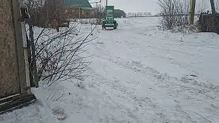 Установка цепи для анти пробуксовки колес у гусеничного минитрактора.