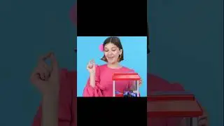 Девочка выиграла автомат со сладостями и поделилась им с друзьями.