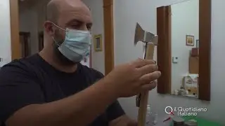 Fabbrica un'accetta e sfonda la porta dei vicini: "Un film horror". L'uomo: "Sono malato aiutatemi"