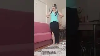 TÜRBANLI BAYAN KALÇA VE BACAKLARINA GÜVENDİĞİNİ İDDİA EDİYOR 