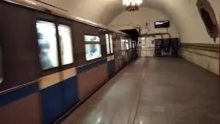 Метропоезд Русич прибывает на станцию метро Киевская.