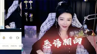 豚豚直播展示和呆妹的泳装照，弹幕：呆妹像小学生