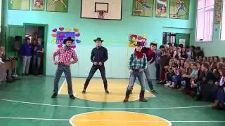 Группа поддержки парней 11-Х классов (танец КОВБОЕВ)