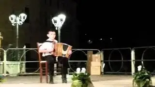 Bambino prodigio all'organo ed Ozieri balla.