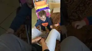 Игра с коленками .