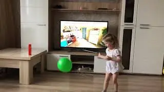 Лови шарик. Ребенок смешно ловит шарик. Ржака. Смотреть до конца😄 руки крюки😆