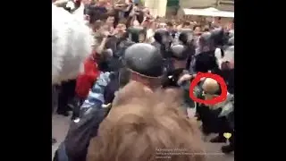 Кадры задержания на митинге . Девушку утащил омон на руках .